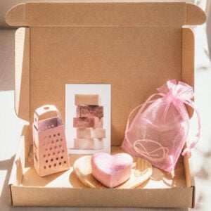 cadeauset; schaaltje, geurblokje, mini rasp en armbandje