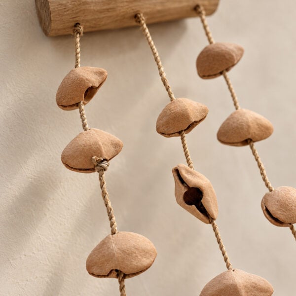 hanger nootje kenari hout